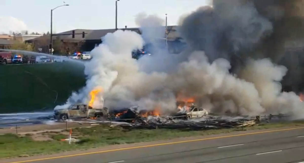 #Video Carambola de 28 autos se incendia en carretera de EE.UU. - bomberos-extinguiendo-las-llamas