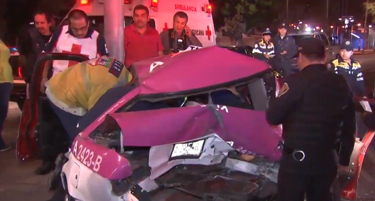 Menor de edad queda prensado en choque múltiple en la CDMX