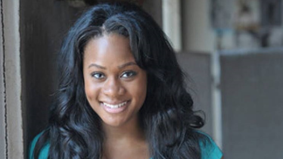 Empleada de United Airlines insulta a mujer negra llamándola ‘mono’