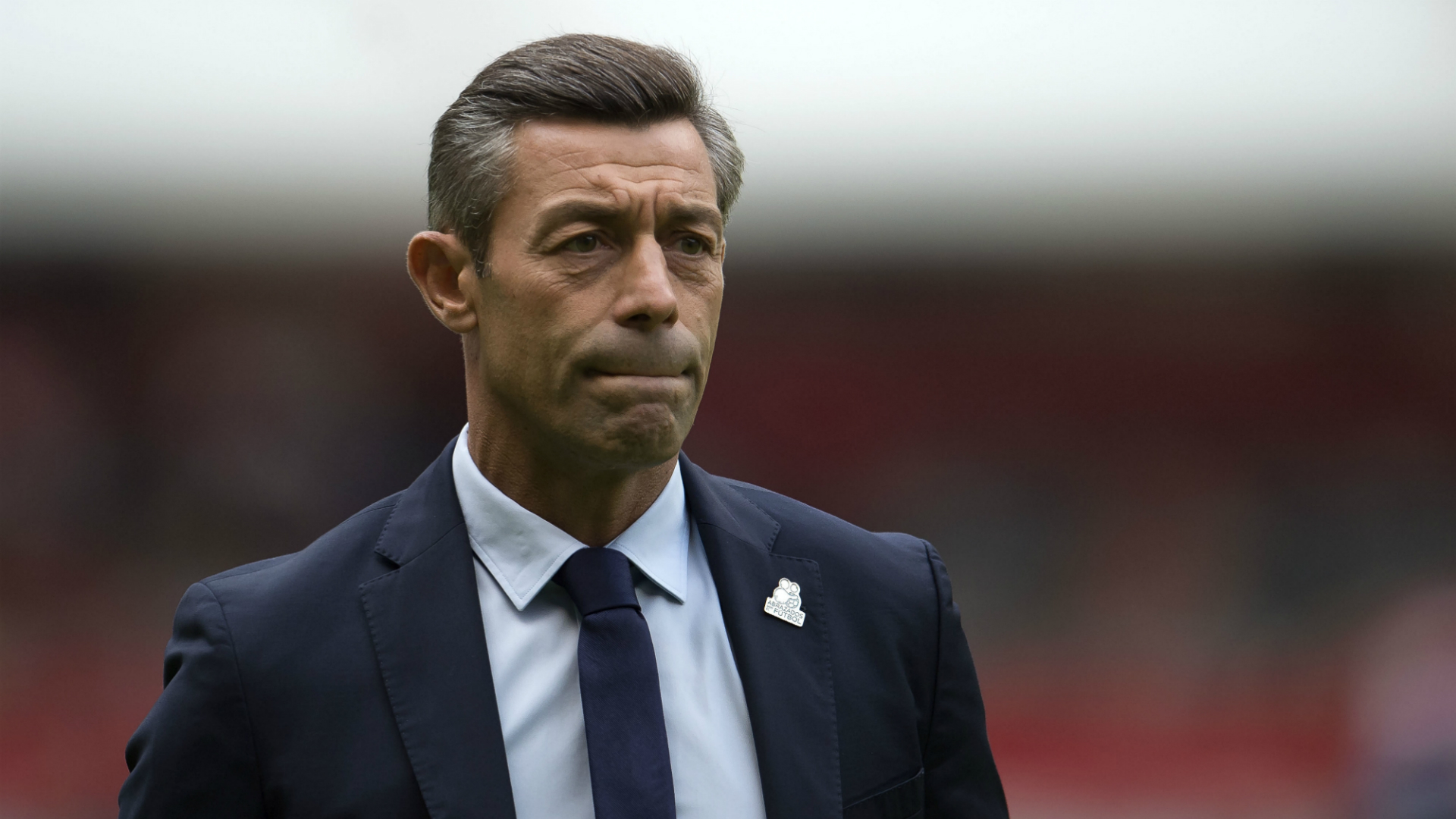 Operan a Pedro Caixinha por hernia abdominal