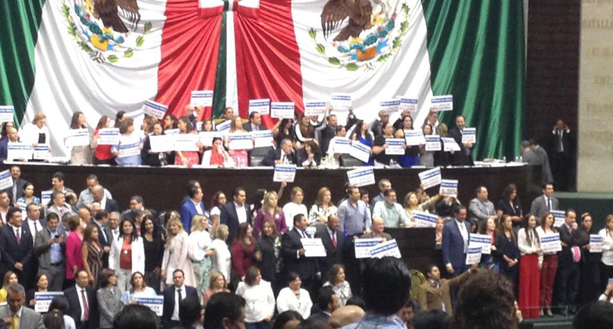 Diputados de oposición toman tribuna para confrontar a Morena