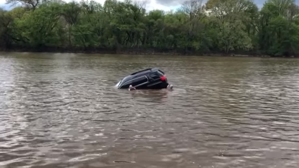 #Video Rescatan a mujer de camioneta hundiéndose en río