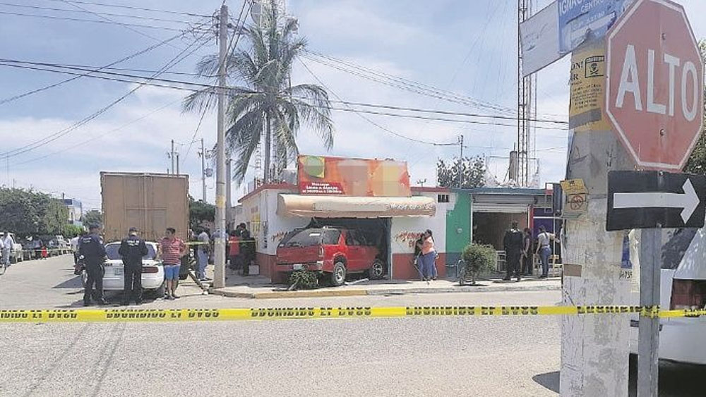 Camioneta choca contra pizzería y mata a niña en Sinaloa