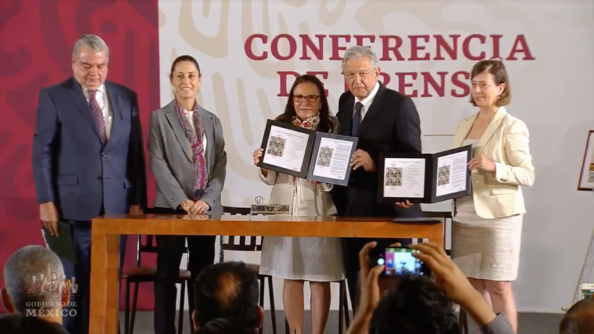 AMLO recuerda a Emiliano Zapata a 100 años de su asesinato AMLO recuerda a Emiliano Zapata a 100 años de su asesinato