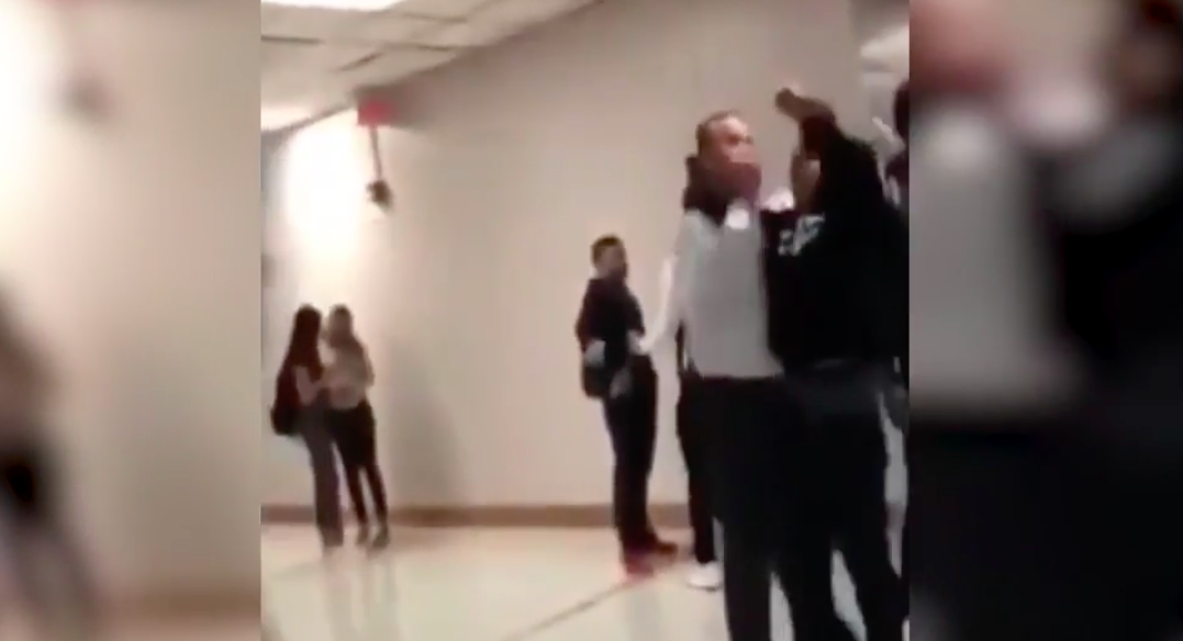 #Video Estudiante intenta aplicarle una llave a su director