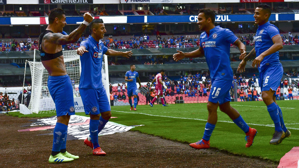 Cruz Azul vence a un débil Querétaro y marca gol 10 mil en el Azteca