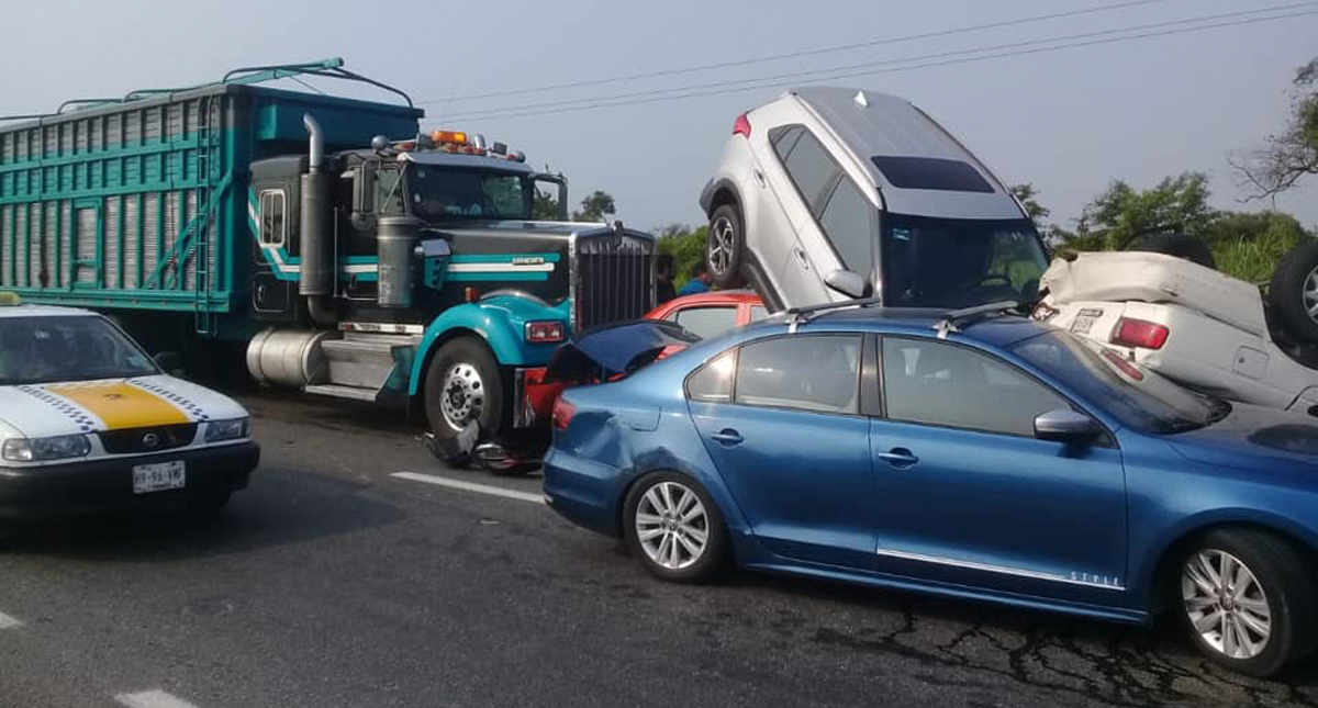 Carambola de al menos cinco vehículos en Tabasco - carambola-ok