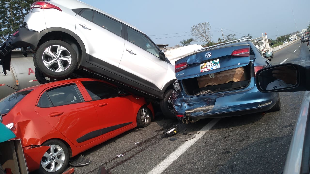 Carambola de al menos cinco vehículos en Tabasco - carambola-tabasco-2