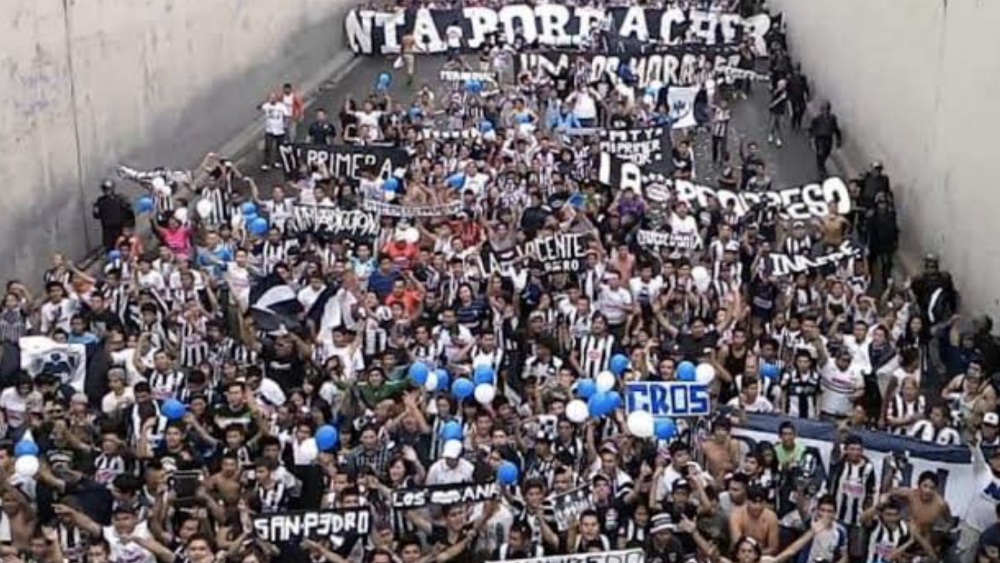 Aficionados de Rayados realizan caravana pese a prohibición