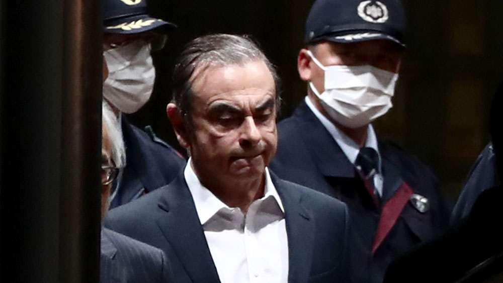 Carlos Ghosn sale de centro de detención de Tokio