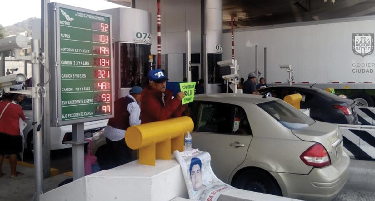 Familiares de normalistas toman caseta de la México-Cuernavaca