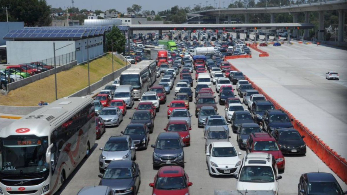 Continúa la salida de miles de vacacionistas de la Ciudad de México