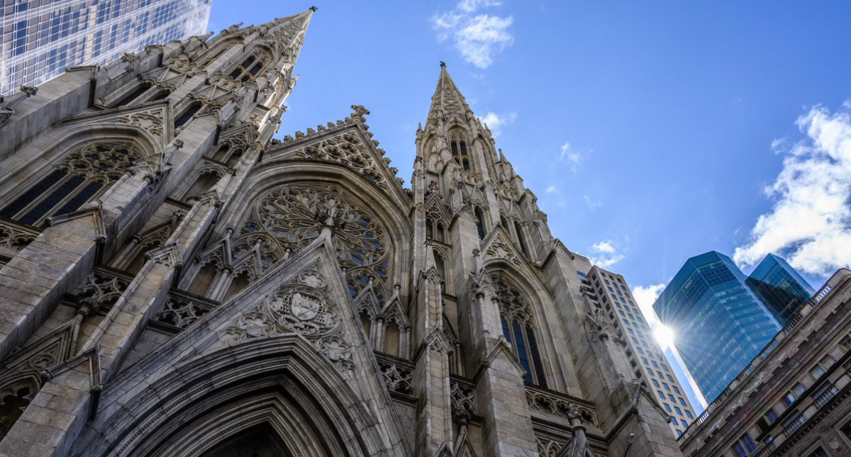 Detienen a sujeto con bidones de gasolina en la catedral de Nueva York