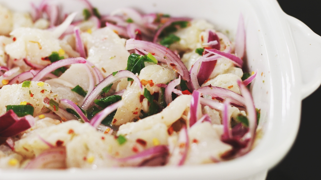 Mujer cae en coma tras comer ceviche en Perú