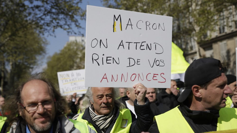 Chalecos amarillos protestan previo a nuevos anuncios de Macron