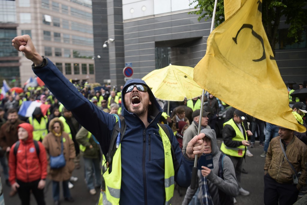 Chalecos amarillos protestan en Francia tras anuncios de Macron - chalecos-amarillos-paris-2