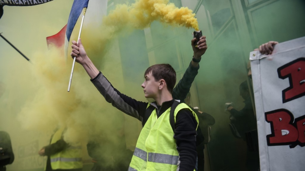 Chalecos amarillos protestan en Francia tras anuncios de Macron