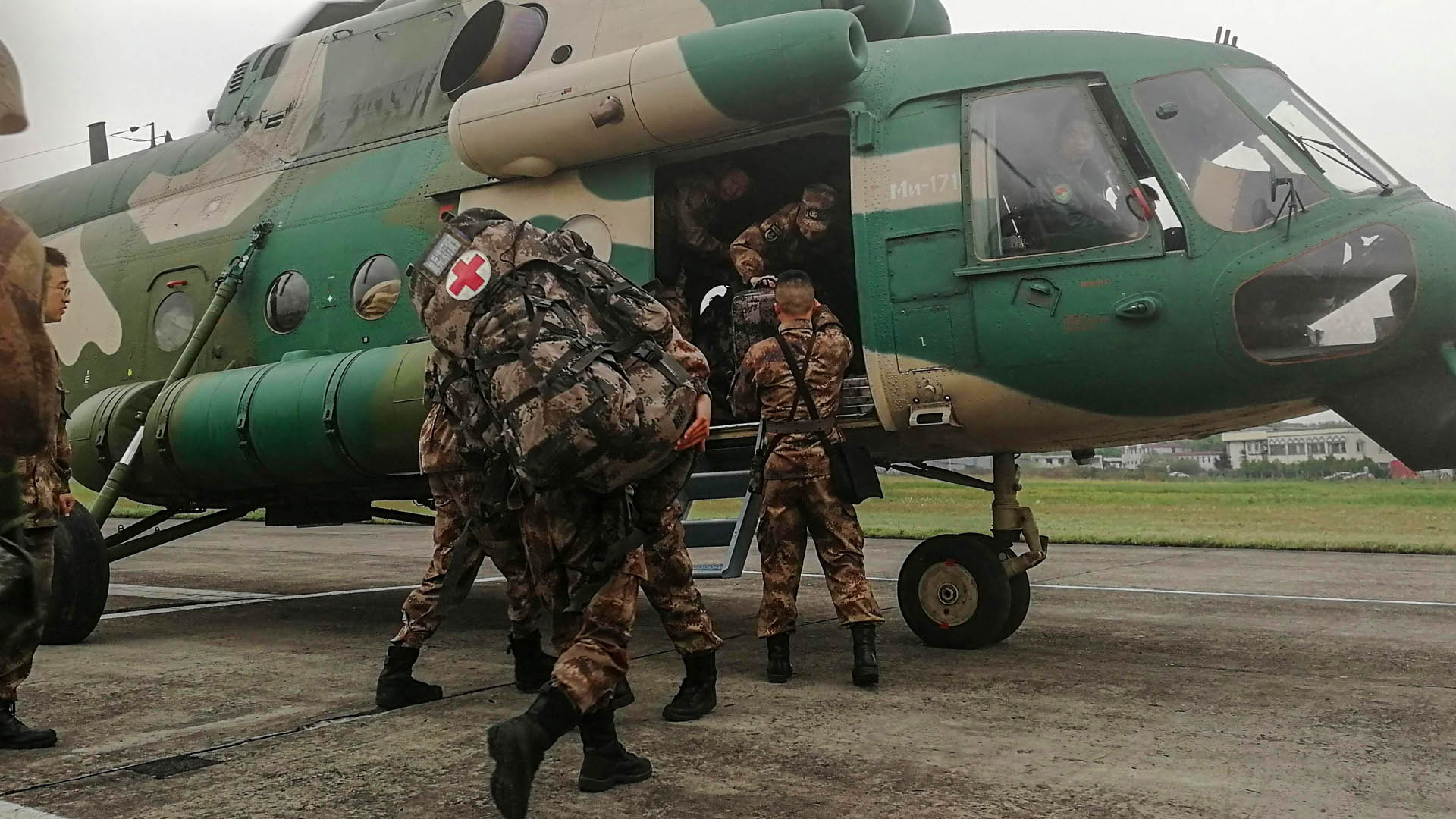 Mueren al menos 30 bomberos que combatían incendio forestal en China