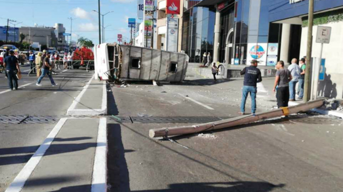 Choque entre automóvil y autobús de pasajeros deja 20 lesionados