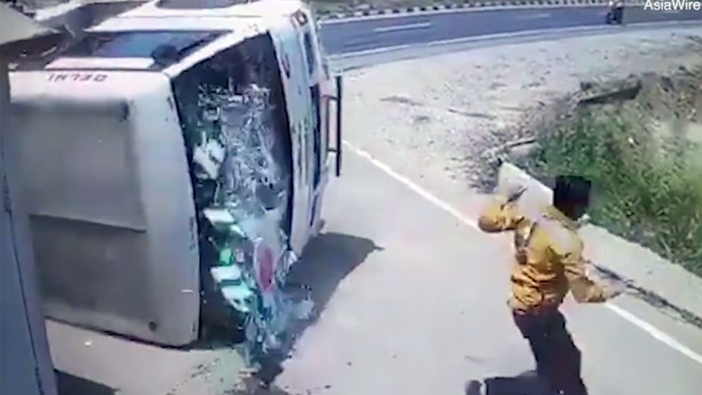 #Video Chofer de autobús sale a través de parabrisas tras choque