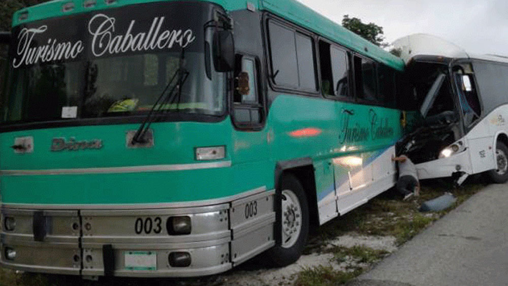 Choque de autobuses deja al menos 16 heridos en Quintana Roo