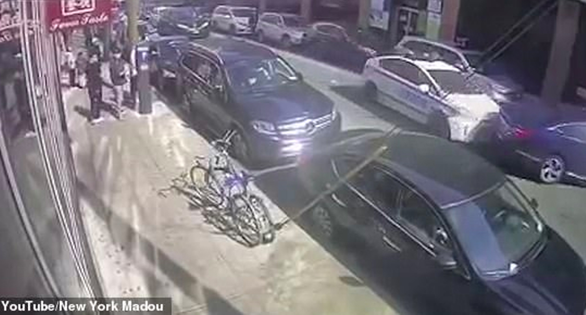 #Video Patrulla de Nueva York choca vehículos para salir del tráfico