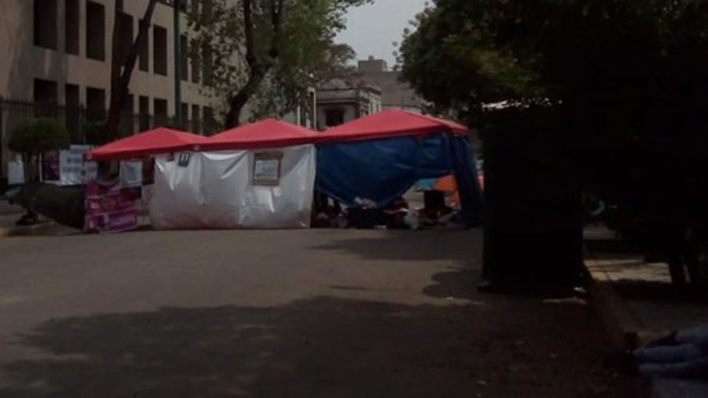 Continúa cierre en inmediaciones de Segob