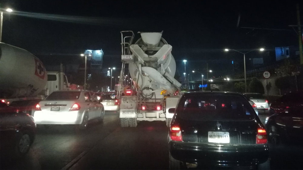 Caos por cierre de carriles centrales en Circuito Interior