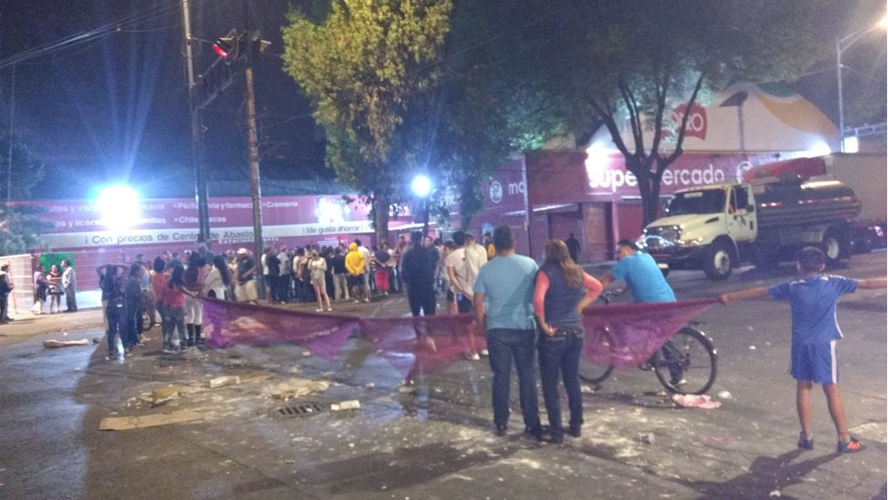 Vecinos bloquean Calzada La Viga tras impedirles torneo de futbol