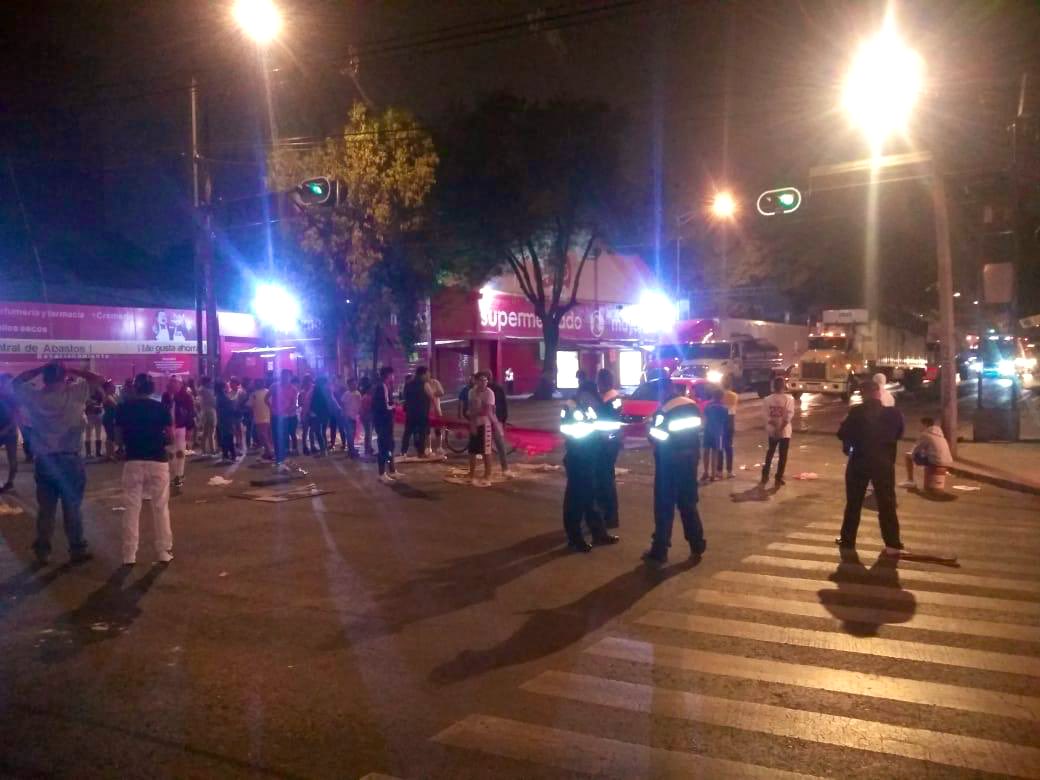 Vecinos bloquean Calzada La Viga tras impedirles torneo de futbol - cierre-la-viga-partido-futbol1