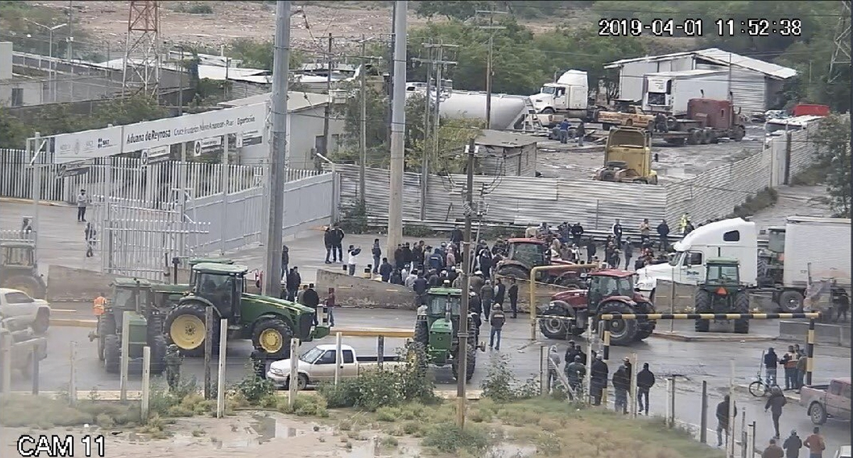 Campesinos bloquean cruce fronterizo en Reynosa - cierre-reynosa-pharr