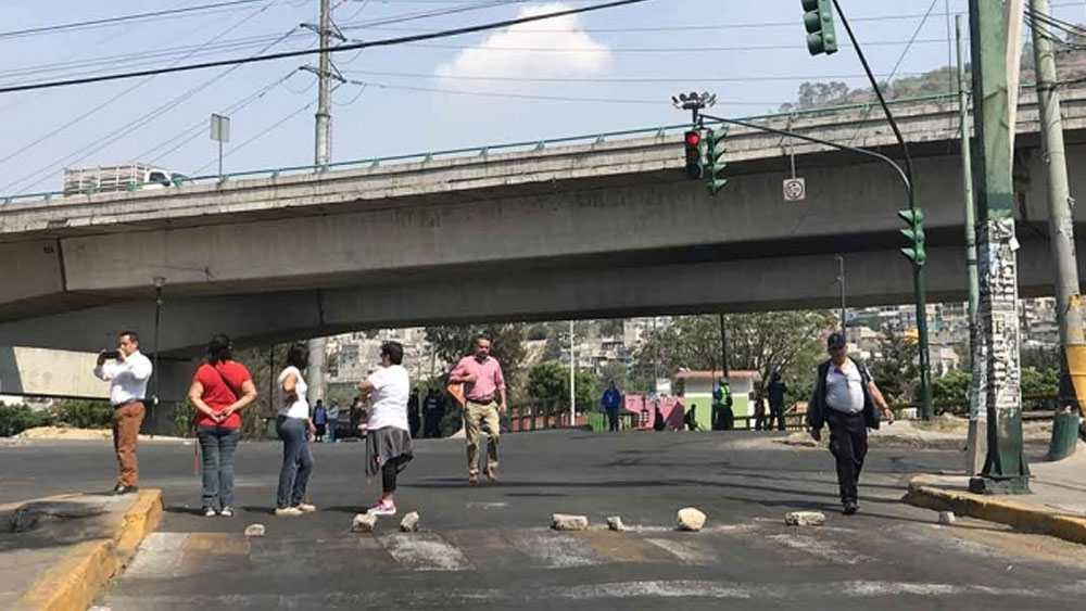 Vecinos bloquean Periférico por falta de agua