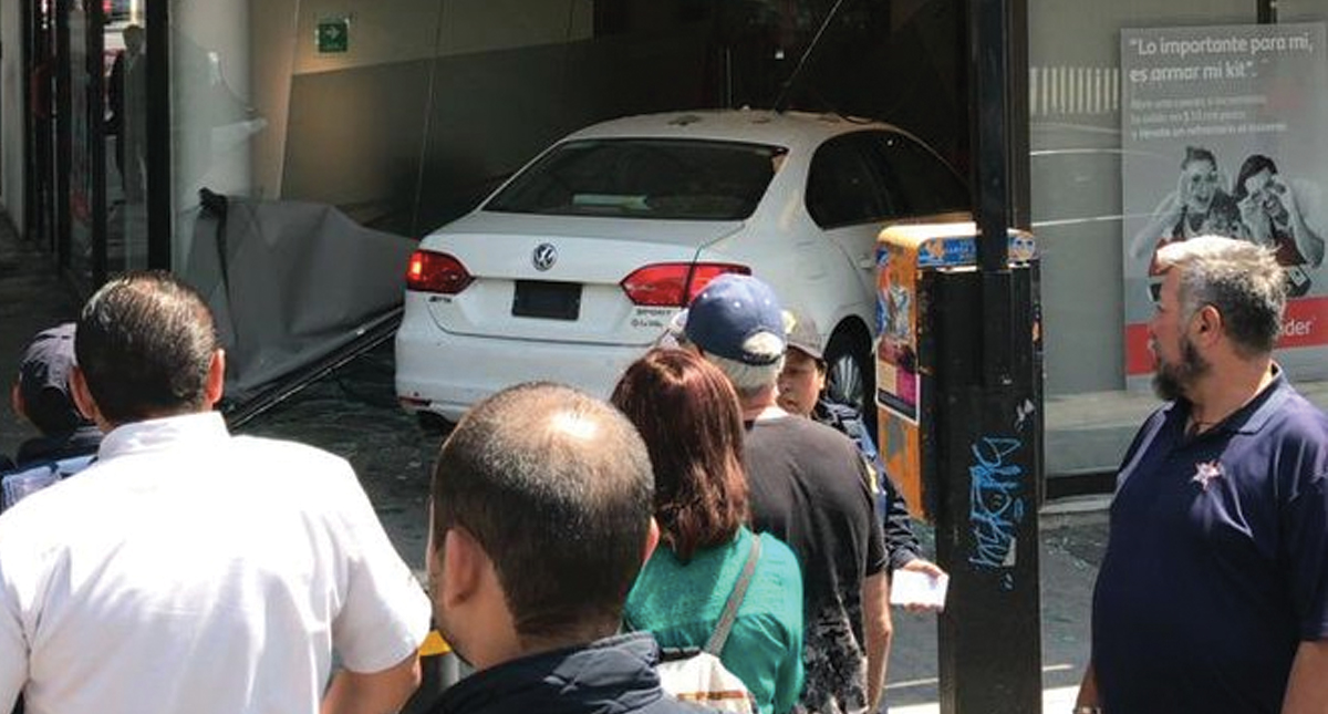 Auto se estrella contra banco en GAM Auto se estrella contra banco en GAM