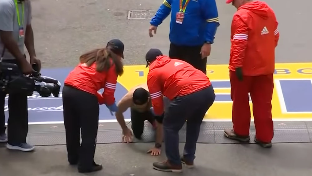 #Video Exsoldado se arrastra para terminar maratón de Boston