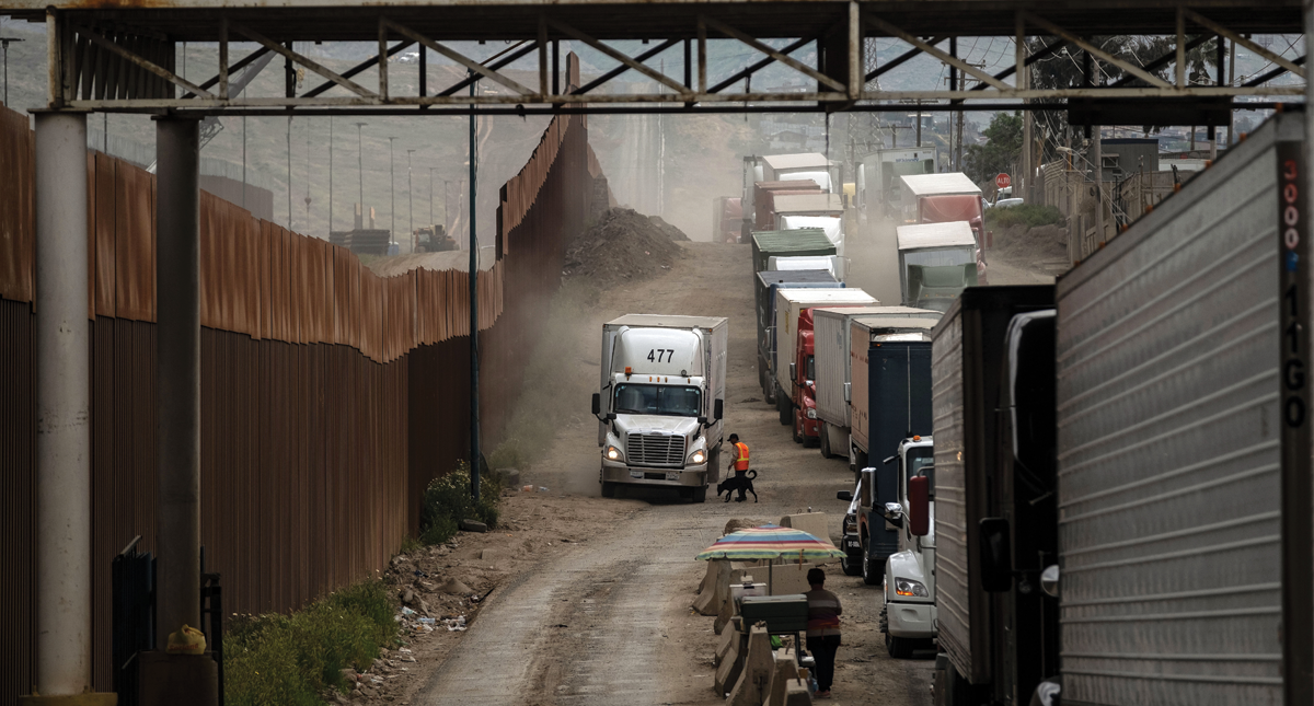 Continúan largas esperas en cruces fronterizos