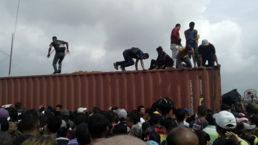 Venezolanos rompen cerco fronterizo y cruzan hacia Colombia