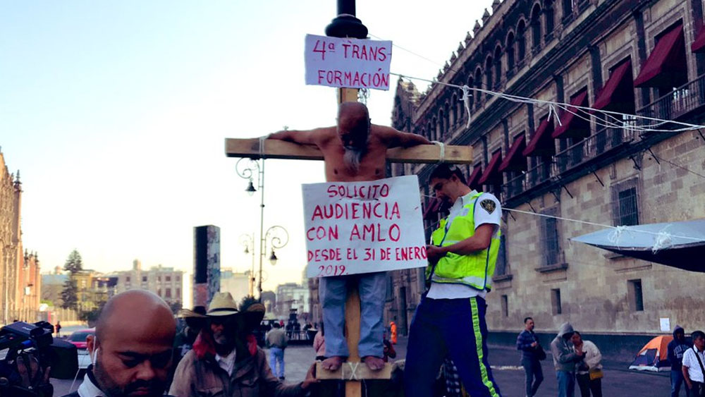 Hombre se ‘crucifica’ en Palacio Nacional por segunda ocasión