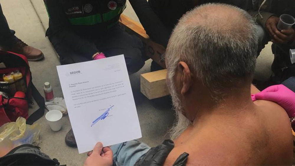 Dan cita en Segob a hombre que se ‘crucificó’ en Palacio Nacional