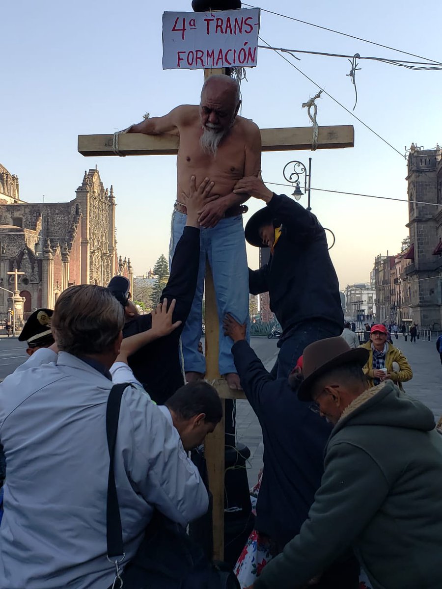 Hombre se ‘crucifica’ en Palacio Nacional por segunda ocasión - crucificado-palacio-nacional1-1