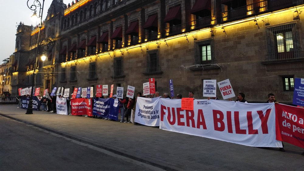 Integrantes de la cooperativa Cruz Azul protestan en Palacio Nacional