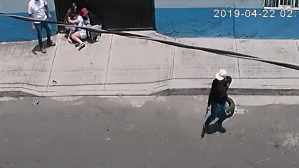 #Video Asaltan a grupo de publicistas en Azcapotzalco - delincuente