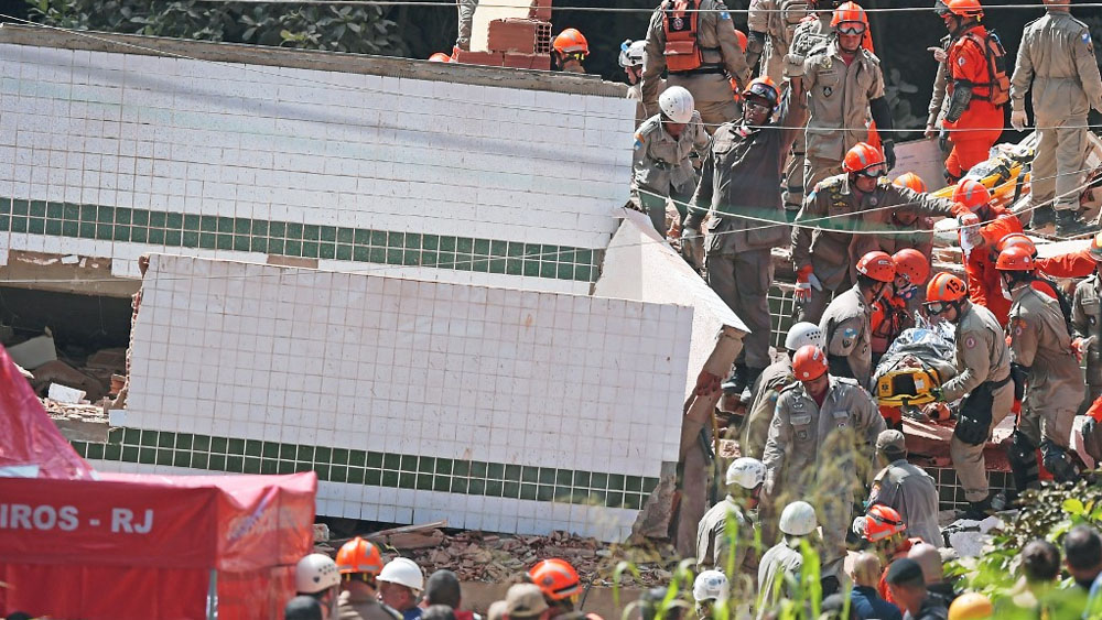 Suman 10 muertos tras derrumbe de edificios en Río de Janeiro