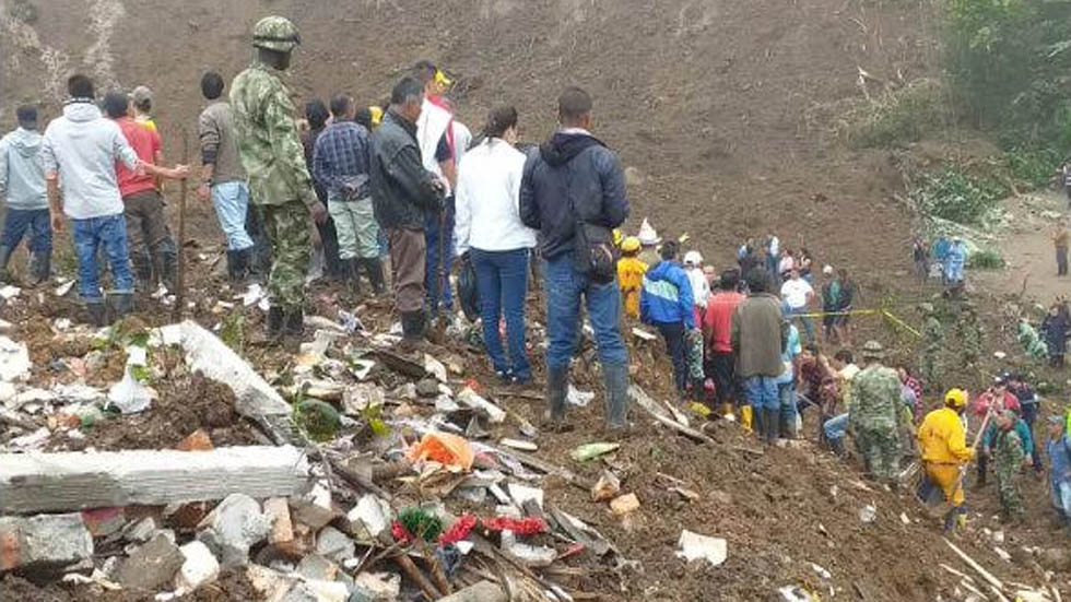 Suman 17 muertos por deslave en Colombia