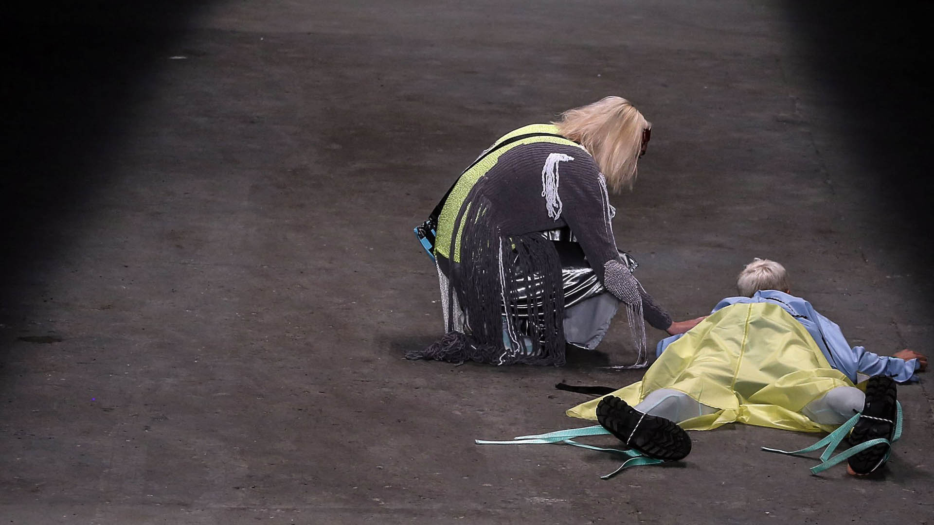 #Video Modelo se desmaya durante pasarela y muere - desmayo-de-tales