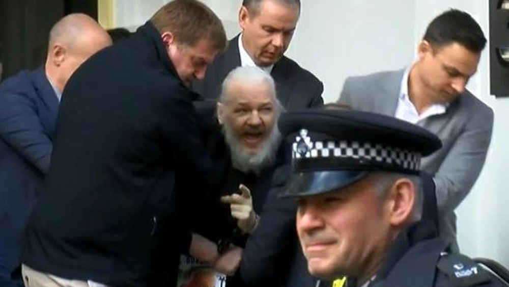 Detienen a Julian Assange en embajada de Ecuador en Londres