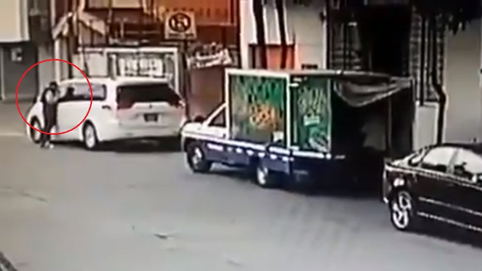 #Video Automovilista ahuyenta a asaltante con disparo