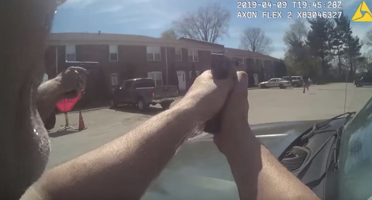 #Video Policía dispara contra hombre que agredió a su vecino en Kentucky