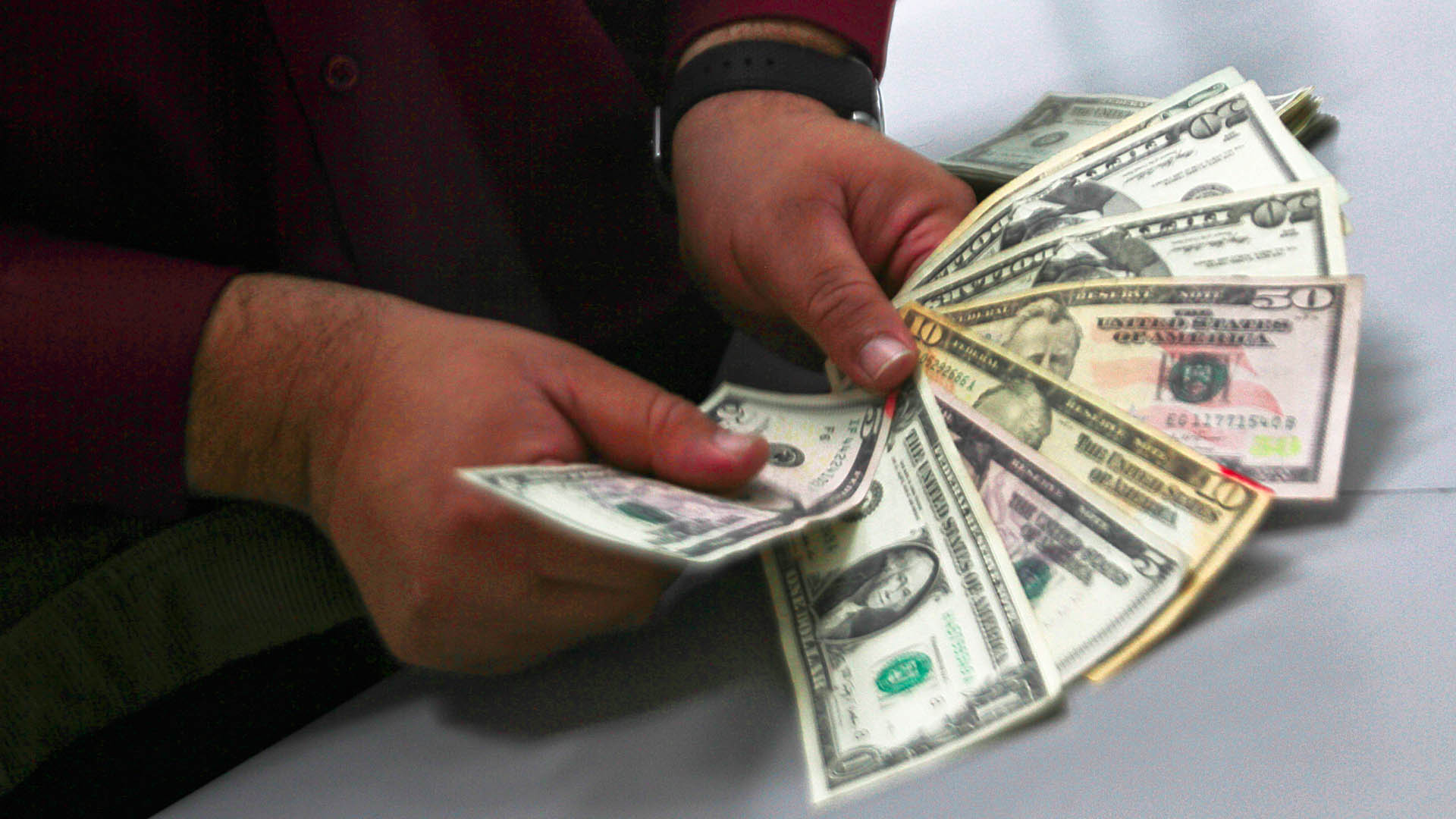 Peso gana terreno ante el dólar por riesgo en mercados globales