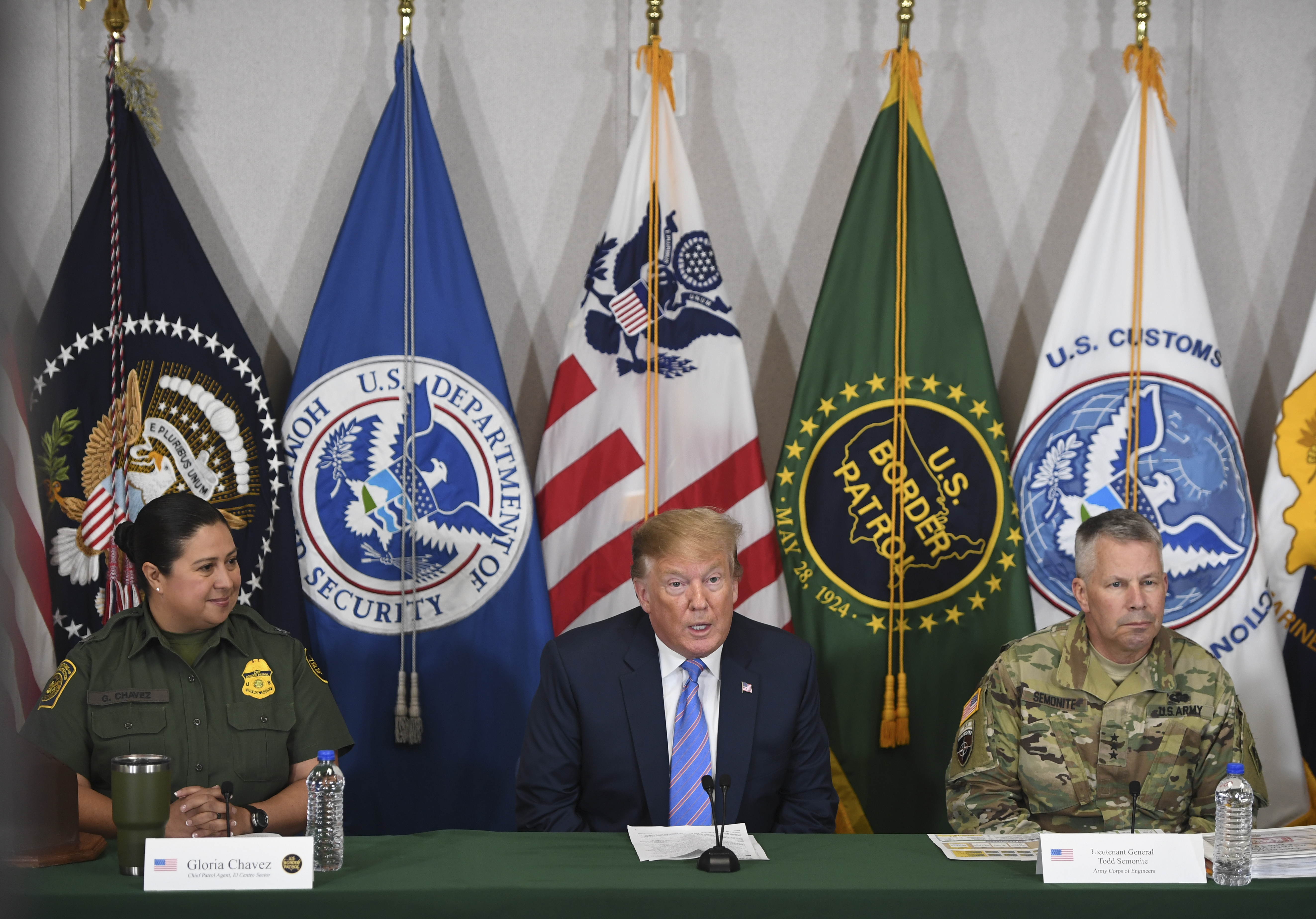 Trump amaga en Calexico con enviar más soldados a la frontera - donald-trump-calexico-3