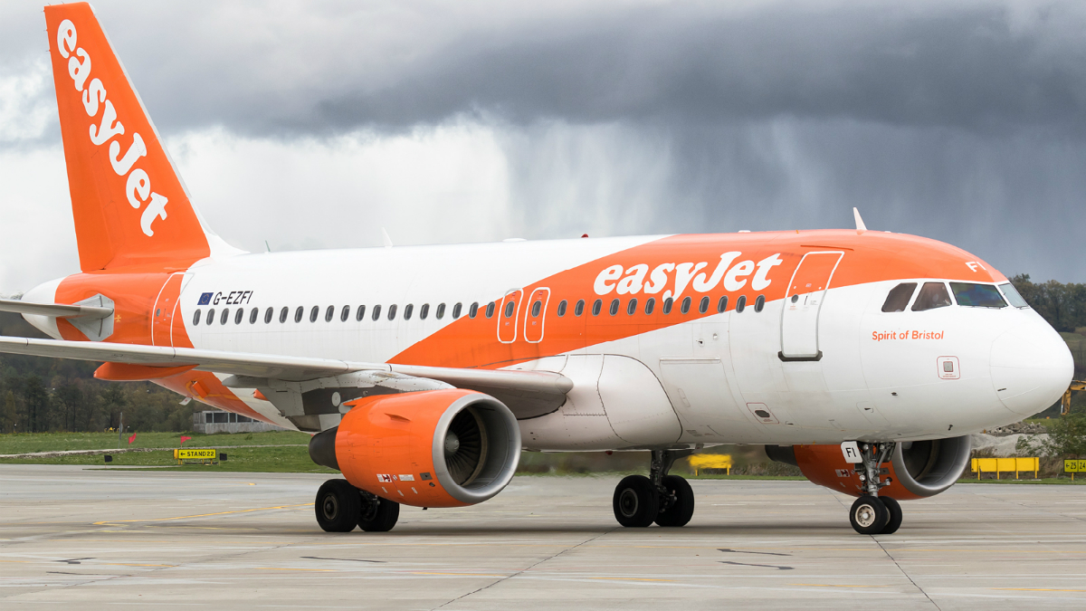 Pasajero intenta abrir la puerta de un avión en pleno vuelo